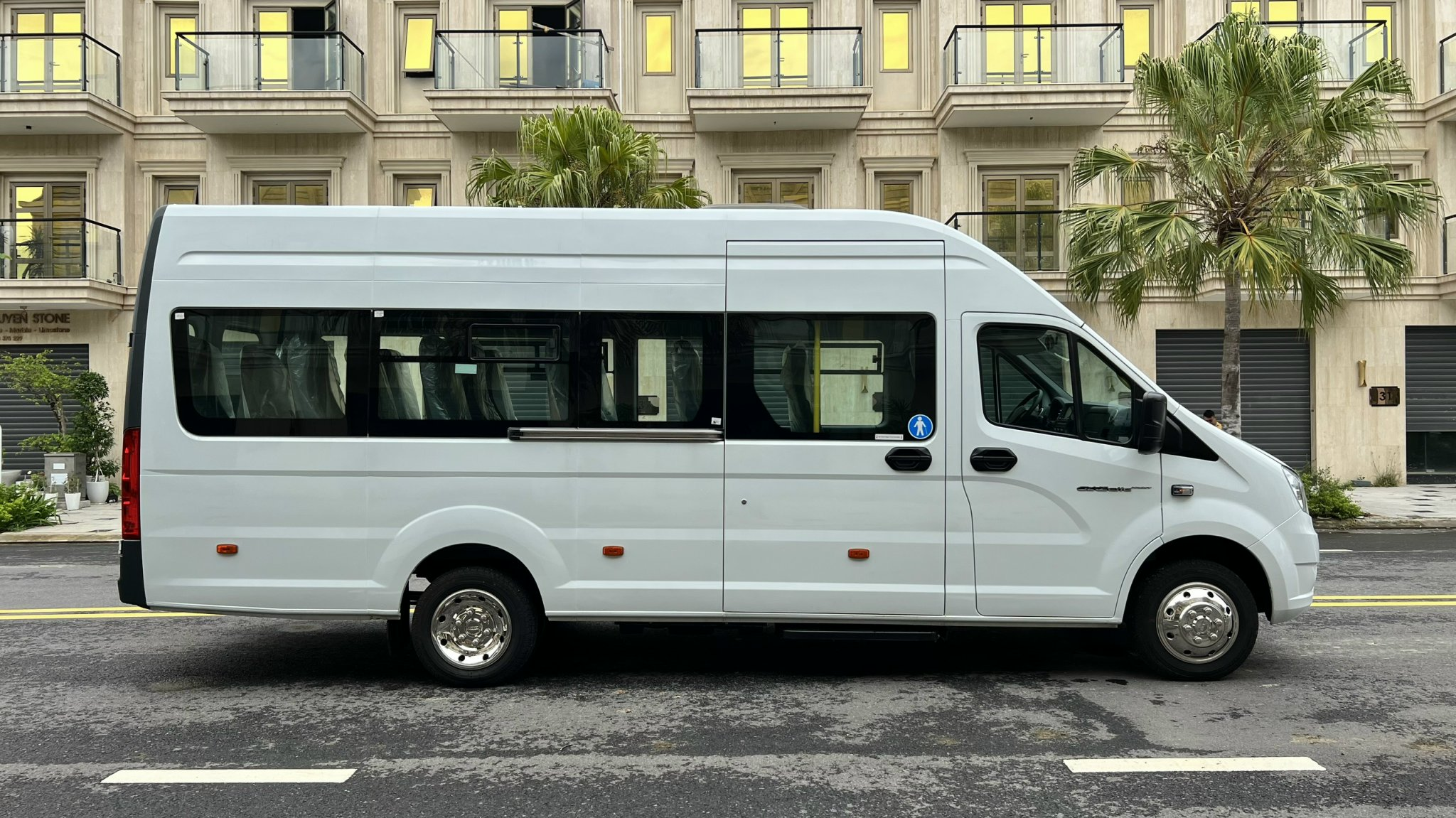 Thuê Xe 19 Chỗ Có Ổ Sạc – Giải Pháp Di Chuyển Hiện Đại, Tiện Lợi Cùng Huy Đạt