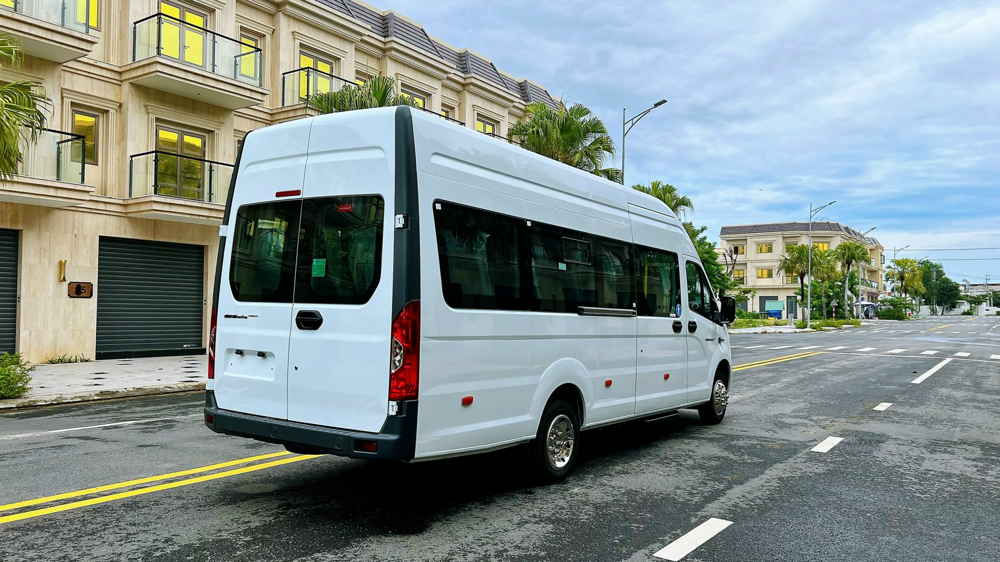 Thuê Xe 19 Chỗ Có Ổ Sạc – Giải Pháp Di Chuyển Hiện Đại, Tiện Lợi Cùng Huy Đạt